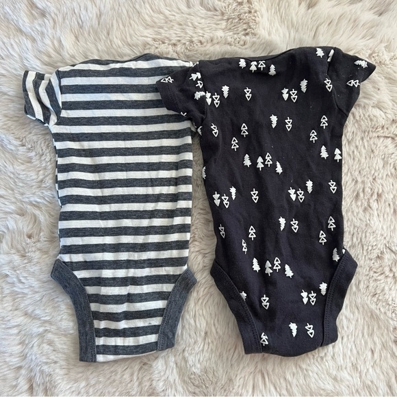 Bundle of 2 Gerber Onesies NB - Picture 2 of 4
